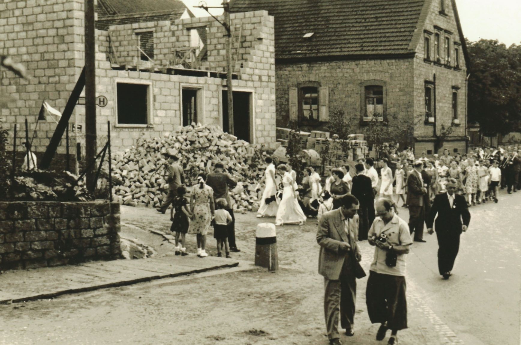 Einweihung der Turnhalle - Zug durch Hirschhorn.jpg